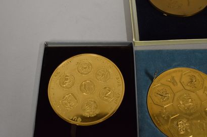 null Lot de cinq médailles en bronze comprenant : 
- une médaille 1985 
A/ "Voici...