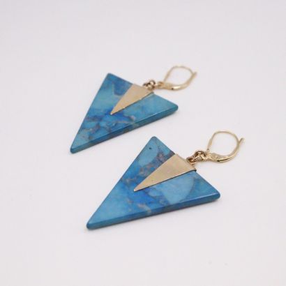 null Pair of earrings in 18k (750) yellow gold, each adorned with a triangular turquoise...
