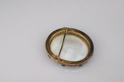 null 18K (750) yellow gold and silver brooch holding a painted miniature signed Le...