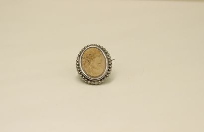 null Silver brooch holding a cameo with the profile of yellow woman dressed in the...