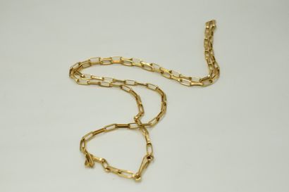 null Long necklace in yellow gold 18K (750) with rectangular mesh. 
Around the neck...