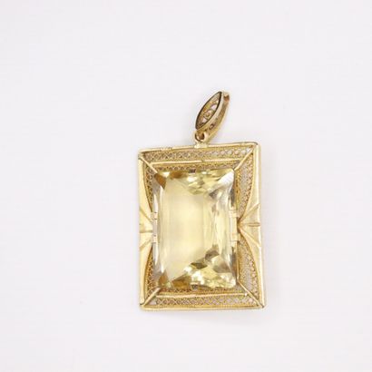 null Rectangular pendant in 18K (750) yellow gold decorated with a rectangular citrine.
Foreign...