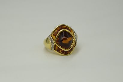 null Ring in 18k (750) yellow gold set with orange stones and small diamonds. 
Finger...