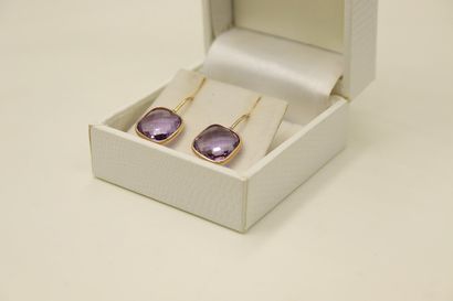 null Pair of 18k (750) yellow gold earrings set with faceted amethysts. 
Gross weight:...