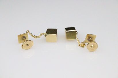 null Pair of 18K (750) yellow gold earrings holding a cube with a diamond in its...
