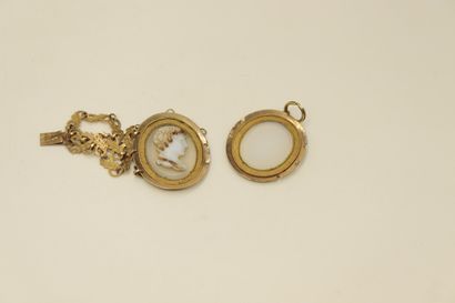null Débris d'or jaune 18k (750) comprenant : un élément d'un bracelet composé d'un...