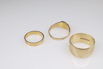 null AC 
Deux bagues en or jaune :
- un anneau en or 9k (375), travail anglais. Tour...