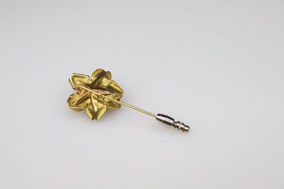 null Brooch in yellow gold 18K (750) in the shape of a flower.
Weight : 3.78g : ...