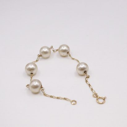 null Bracelet in yellow gold 18k (750) and fancy pearls. 
Wrist size : 17.5 cm. -...