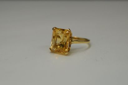 null 18K (750) yellow gold ring set with a rectangular cut citrine. 
Finger size:...