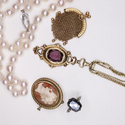 null Lot de bijoux fantaisies comprenant : 
- un collier de perle fantaisie
- un...