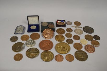 null Strong lot of 35 medals including :

- A medal with the inscription "viroflay"...