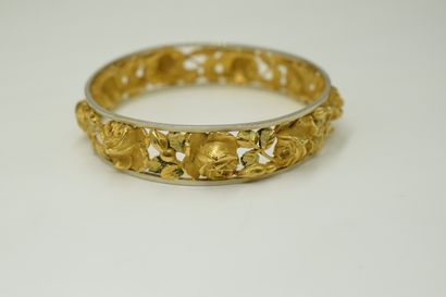 null 18K (750) white and yellow gold band forming a garland of roses, the leaves...