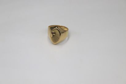 null Chevalière in 18K (750) yellow gold, numbered "P".
Finger size: 54 - Weight:...
