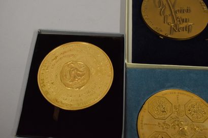 null Lot of five bronze medals including : 
- a medal 1985 
A/ "Here is the new year...