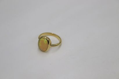 null Bague en or jaune 18k (750) ornée d'un cabochon ovale d'opale.
Tour de doigt...