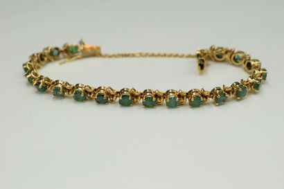 null AC Bracelet in 18K (750) yellow gold holding 21 round emeralds. Safety chain.
Wrist...