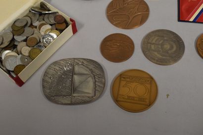 null Lot of 14 modern medals on various and foreign subjects. Two sets of American...