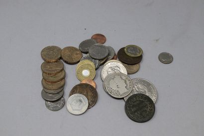 null Lot de pièces françaises et étrangères en argent et métaux communs.