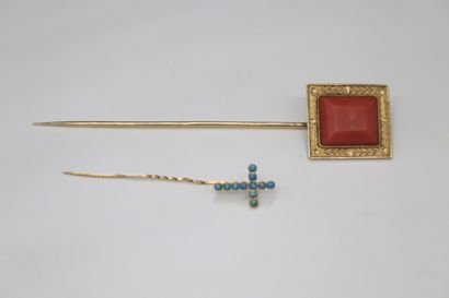 null AC
An 18k (750) yellow gold tie pin set with a square of faceted coral in a...