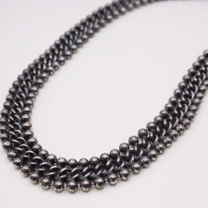 null Silver necklace with curb chain and ball. 
Around the neck : 41 cm. - Weight...