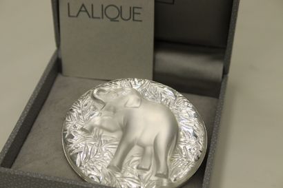 null LALIQUE 
Brooch in silver plated metal decorated with a pressed molded glass...