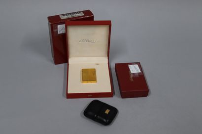 null DUPONT 
Gold plated metal lighter decorated with vertical and horizontal lines....