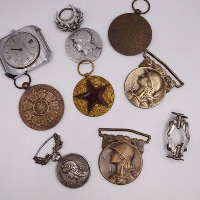 null Set of medals in bronze and metal. 
A watch case is attached.