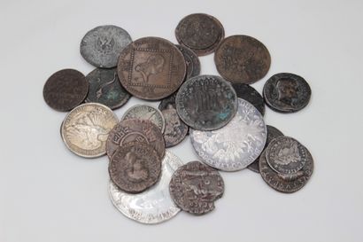 null Lot of 26 bronze and silver coins including 
- Roman Empire : 8 Duondii; Louis...
