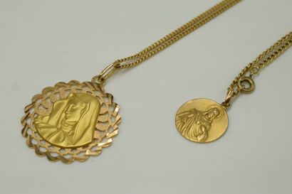 null Lot of two chains and two pendants in 18K (750) yellow gold
Weight : 21.5 g...