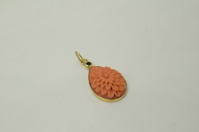 null Pendant in 18K (750) yellow gold, decorated with a flower-shaped coral and topped...