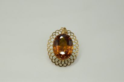 null Oval openwork pendant in 18K (750) yellow gold set with a synthetic orange sapphire....