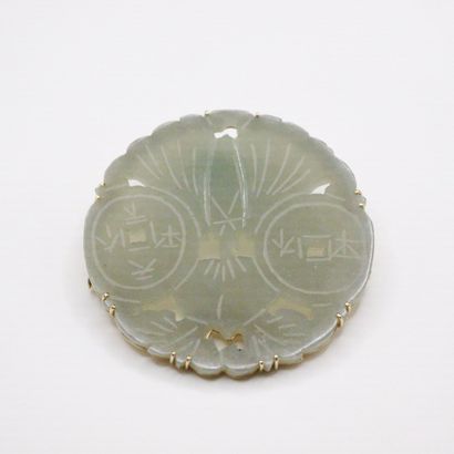 null 18K (750) yellow gold brooch with an engraved and openworked jade disc.
Foreign...