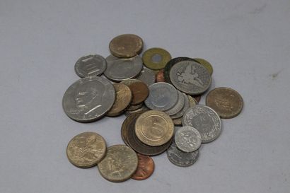 null Lot of French and foreign coins in silver and base metals.