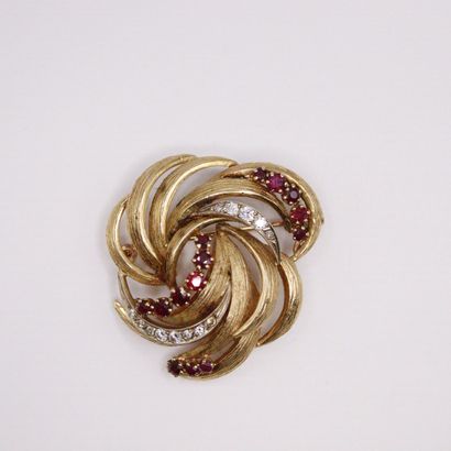 null Round brooch in 18K (750) yellow gold and platinum set with diamonds and round...