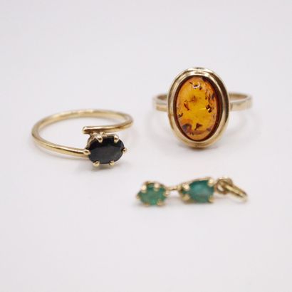 null Lot of two 18k (750) yellow gold rings with an oval sapphire and an amber cabochon....