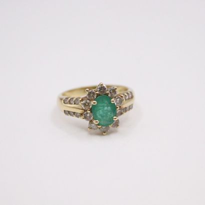 null Daisy ring in 18k (750) yellow gold set with a round emerald in a brilliant-cut...