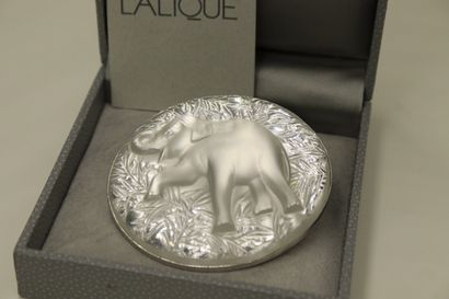 null LALIQUE 
Broche en métal argenté ornée d'un verre moulé pressé figurant un éléphant...