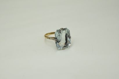 null 18K (750) yellow gold ring set with a rectangular aquamarine.
Finger size: 56...