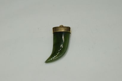 null Pendentif en or jaune 18K (750) orné de jade.
Ht. : 3.5 cm - Poids brut : 6.2...