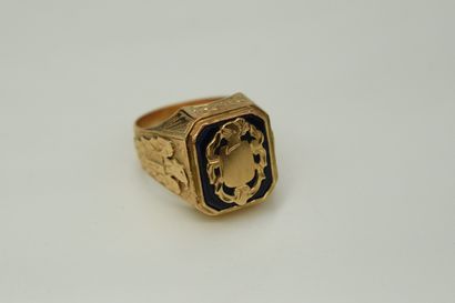 null Chevalière in 18K (750) yellow gold with an onyx plate flanked by a blind gold...