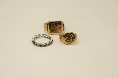 null Lot of two 14K (585) yellow gold signet rings and a piece of American wedding...