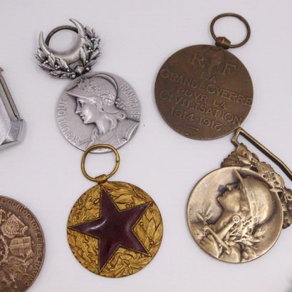 null Set of medals in bronze and metal. 
A watch case is attached.