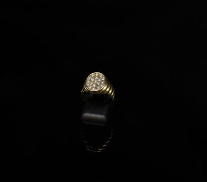 null 18k (750) yellow gold ring set with diamonds. 
Finger size : 55 - Gross weight...