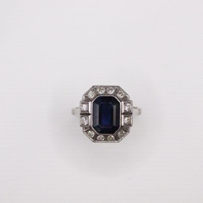 null 18K (750) white gold and platinum ring set with a rectangular cut sapphire in...