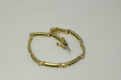 null Line bracelet in 18k (750) yellow gold set with nine lines of calibrated emeralds...