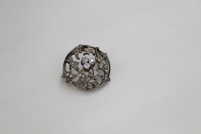 null Circular brooch in 18K (750) white gold, decorated with three old-cut round...