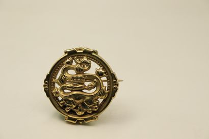 null Pendant brooch in 18K (750) yellow gold decorated with a dragon spitting fire.
Diameter...