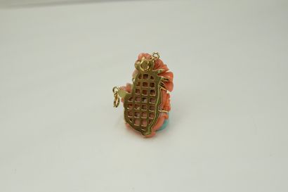 null Pendant in 18K (750) yellow gold with a coral forming a flowering basket.
Ht:...