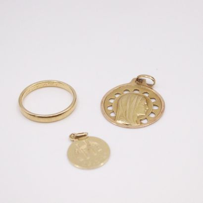 null Lot of jewelry in yellow gold 18k (750) including a wedding ring and two pendants....